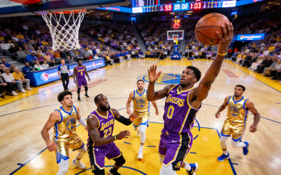 NBA湖人队与勇士队激烈比赛现场高清图片