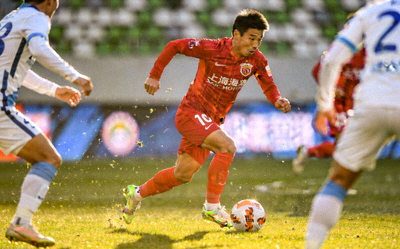 中超上海海港队球员在比赛中带球突破瞬间
